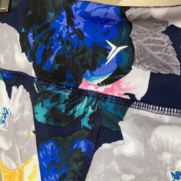 OLD NAVY Floral Navy Capri Go-Dry Compression Crop Leggings EUC - Picture 4 of 5